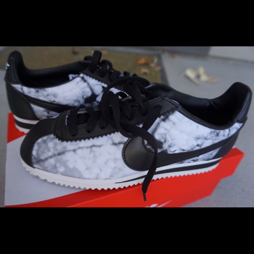 ISO!!!! Women’s size 6!